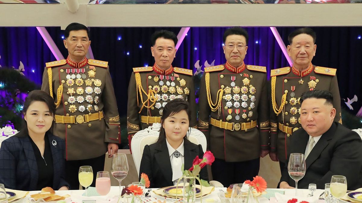 Kimova dcera vedle armádních špiček. Jaký vzkaz vysílá nová fotografie?